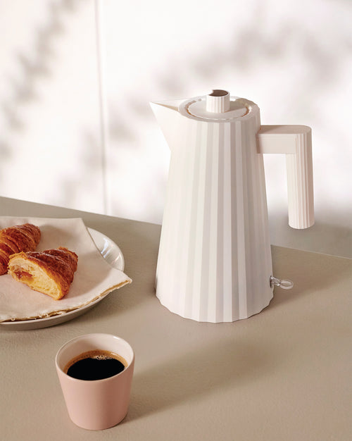 Plissé white, cl 170 || 1.80 oz Electric kettle. European plug Alessi 14